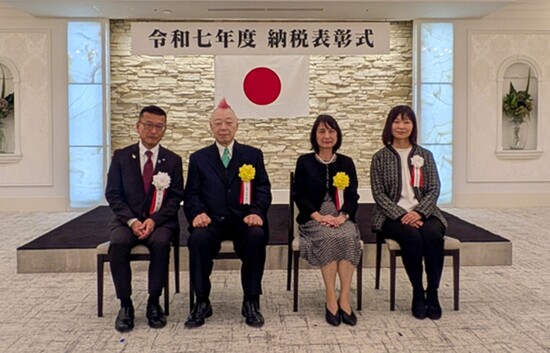 （左から）菊地健次区長、荻原哲郎 氏、吉富眞里 氏、本多由紀子副区長  