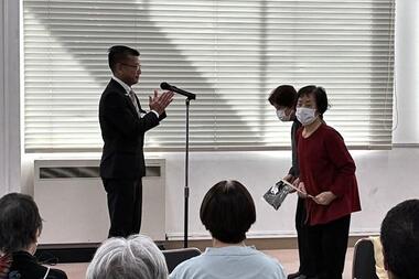 「中央一親和会ふれあい虹の会」中山会長に代表して感謝状贈呈 
