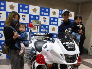 白バイと記念撮影も 