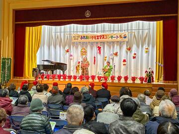 音楽デュオ「ほづみ」と満員の会場 