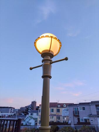 復元された灯具が周囲を優しく照らします 