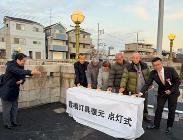 点灯スイッチを押す代表者の皆様 