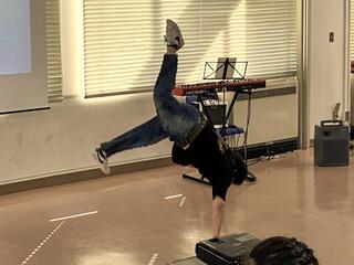 ダイナミックなパフォーマンス 