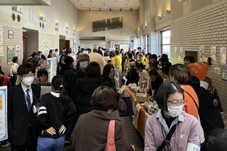 ロビーも展示や模擬店で大盛況 