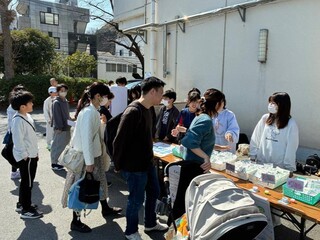 食べ物の出店やフリマで賑わいました 
