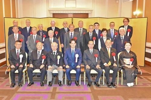 表彰を受けられた皆様と記念撮影 