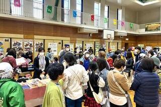 大賑わいの「商店街」 