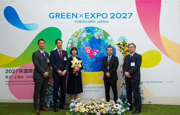 区役所正面玄関にて。開催まで約1年となる横浜グリーンエクスポをみんなで盛り上げます 