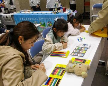 いすゞ自動車による缶バッジ作成体験 