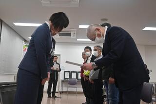 委嘱状をお渡ししました