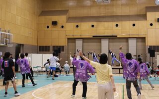 参加者全員で「かるたエクササイズ」