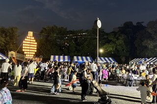 02提灯の灯りが映え趣のある雰囲気に