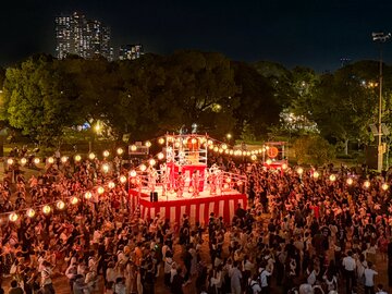 02幾重にも広がる踊りの輪