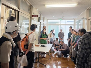 03無線連絡訓練について参加者に説明する生徒