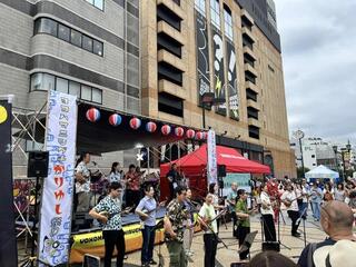 02三線の音色が会場に響きます