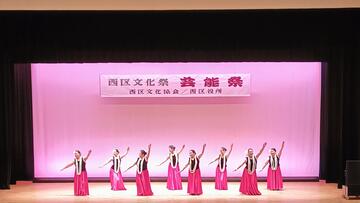 04華やかなフラダンスのステージ