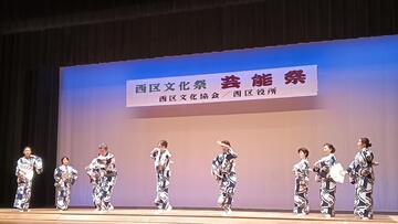 01優雅な舞を披露する日本舞踊