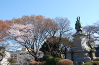 Es una publicación de la página una fotografía de una estatua de Naosuke Ii, el Parque de Kamonyama en