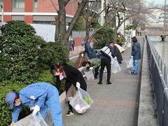 様々な主体との地域清掃活動の様子