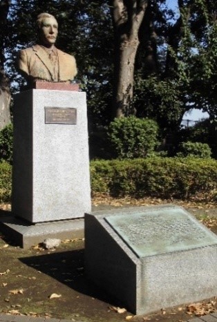 Hình ảnh bức tượng bán thân và tượng đài của Palmer