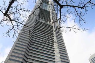 Ảnh tòa nhà Yokohama Landmark Tower nhìn từ dưới lên ngày 3/3