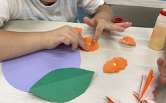 通所児童の作品展作業風景写真