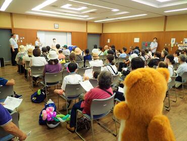 景品がもらえる抽選会を眺めているタッチーくん