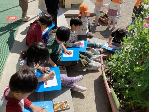 桂台保育園（屋外での写生活動）