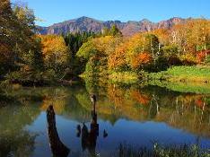 秋山郷にある天池の紅葉の写真です。