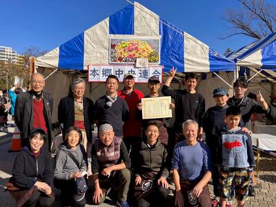 Es la fotografía de los varios lugares dónde la asociación de Hongo centro Asociación de vecinos Barrio Asociación la soba asada en parrillas picante "Okinawa-llama" era hecho.