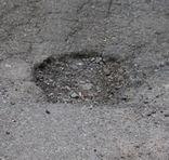 道路にあいた穴の写真