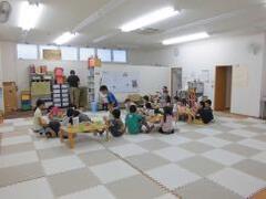 室内で遊ぶこどもの写真