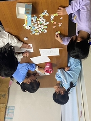 室内で遊んでいるこどもの写真