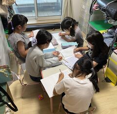 部屋の中で過ごすこどもの写真