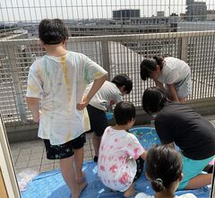 水遊びをしているこどもの写真