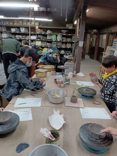 陶芸をしているこどもの写真