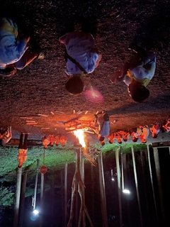 キャンプファイヤーを囲むこどもたちの写真