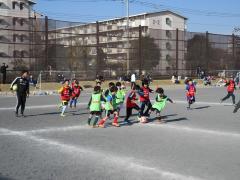 サッカー教室開催中の試合の様子