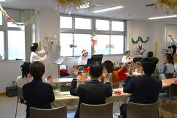 活動を見学している写真