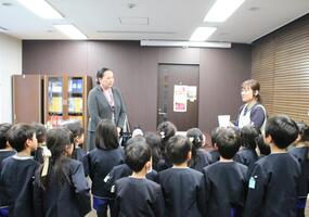 Declara 1 de la Mitsukyo jardín de infantes pupilo oficina visita