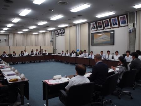 Image of talks between high school students and city council members