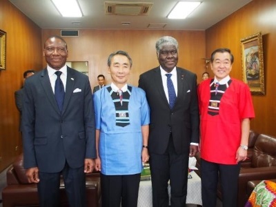 左からウェア駐日大使、松本議長、マンベ知事、佐藤会長の画像