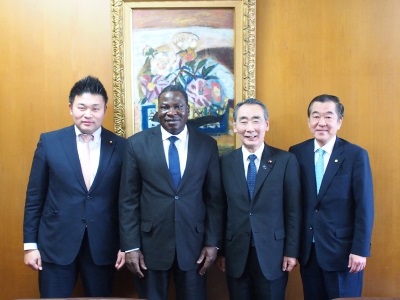 記念写真（左から草間事務局長、バジョボ大使、松本議長、佐藤会長）の画像