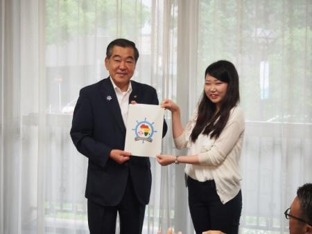 A imagem que um certificado de mérito foi premiado por Presidente Hirofumi Sato