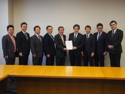 Fotografía de grupo (la quinta persona de la izquierda .... embajador a Japón)