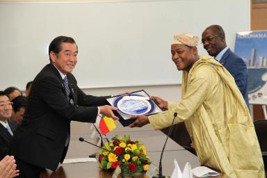 記念品贈呈の画像