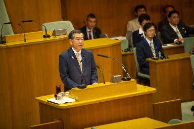歓迎の挨拶を述べる佐藤議長