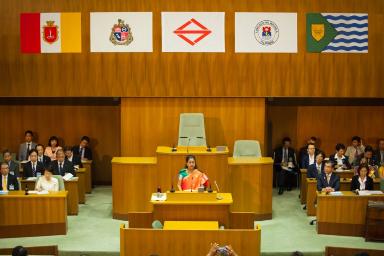 ムンバイ市長による本会議場での演説の画像