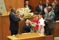 市立桜岡小学校児童による花束贈呈の写真