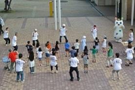 こどもも大人も一緒にはまちゃん体操中！
